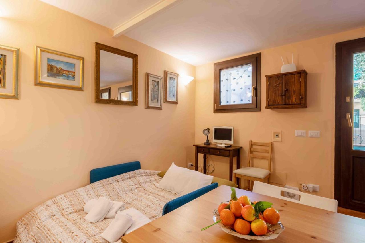 San Frediano Cozy Studio With Private Patio Apartman Firenze Kültér fotó