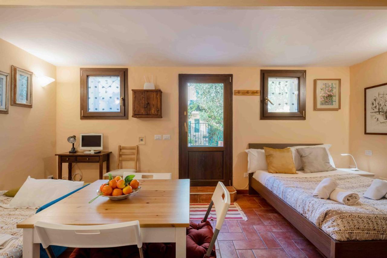 San Frediano Cozy Studio With Private Patio Apartman Firenze Kültér fotó
